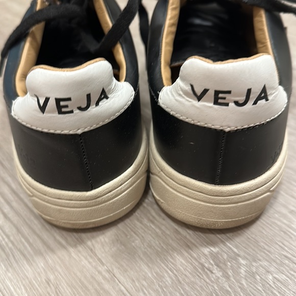 BLACK LEATHER VEJA SNEAKERS, SIZE 38 - Picture 3 of 8